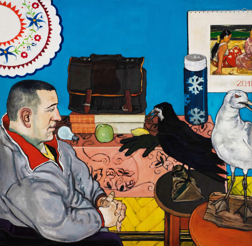 Reprodukcja obrazu Grzegorza Bednarskiego. Mężczyzna siedzi. Obok niego na stole między innymi męska teczka, a przed nim dwa ptaki - wrona i gołąb