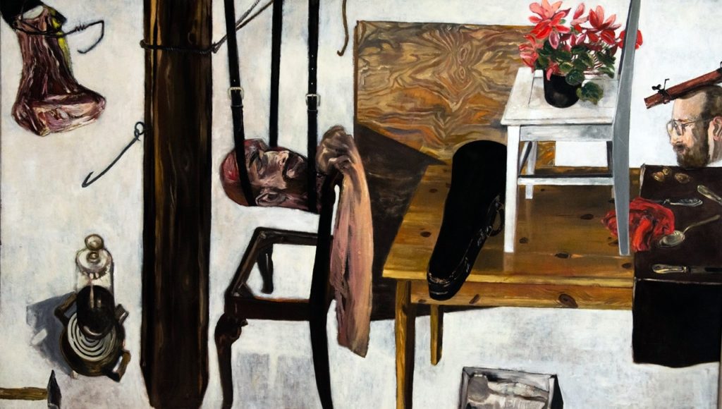 atelier artysty z zawieszoną na paskach głową i wieloma przedmiotami, w tym są skrzypce, stół, krzesło