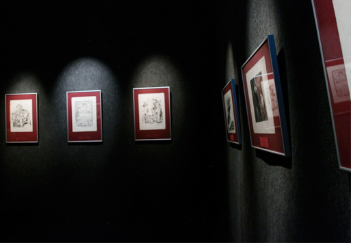 Galeria Kreski, na ścianach wiszą podświtlone grafiki