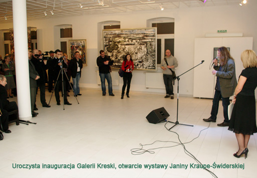 wnętrze galerii, kilkadziesiąt osób uczestniczy w uroczystym otwarciu Galerii Kreski