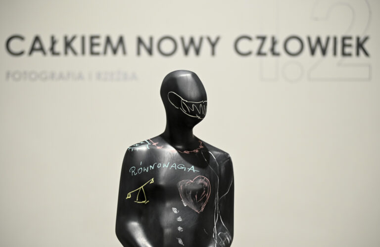 Wnętrze Galerii. Fragment wystawy. Popiersie rzęxby - model człowieka, a nad nim tekst: Całkiem nowy człowiek