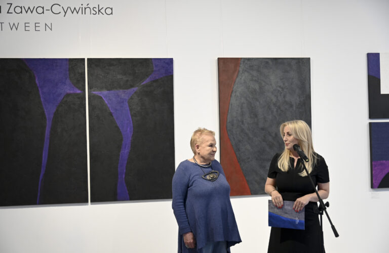 od lewej:podróżniczka i fotografka Elżbieta Dzikowska i dyrektor Płockiej Galerii Sztuki Alicja Wasilewska