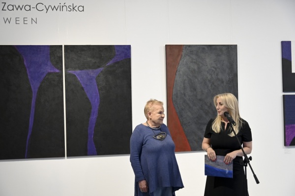 od lewej: znana podróżniczka i fotografka Elżbieta Dzikowska i dyrektor PGS Alicja Wasilewska