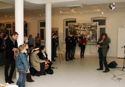 kilkadziesiąt osób słucha Piotra Naliwajki podczas inauguracji działalności Galerii Kreski