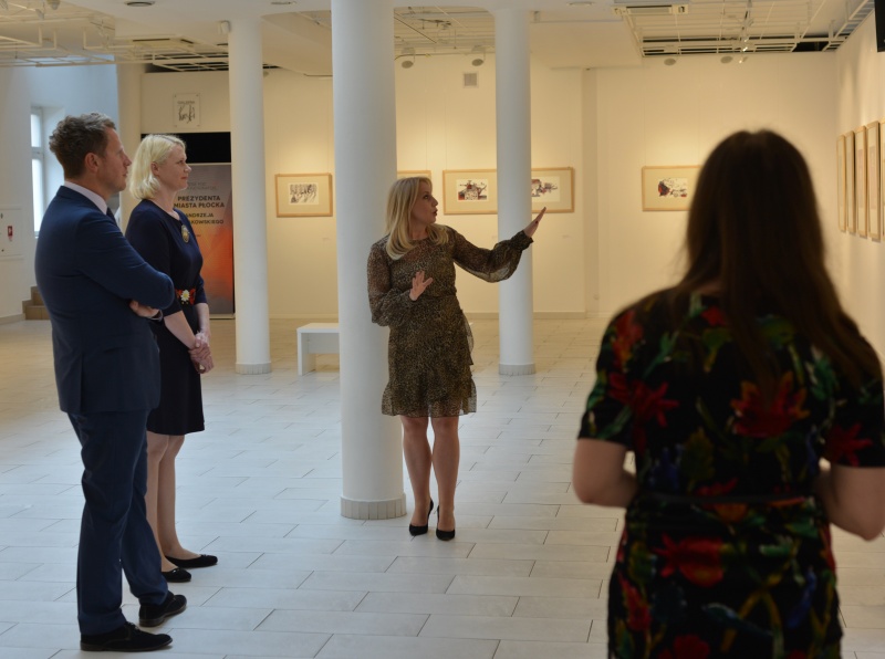 wnętrze galerii, Alicja Wasilewska oprowadza gości z Ambasady Estońskiej po wystawie