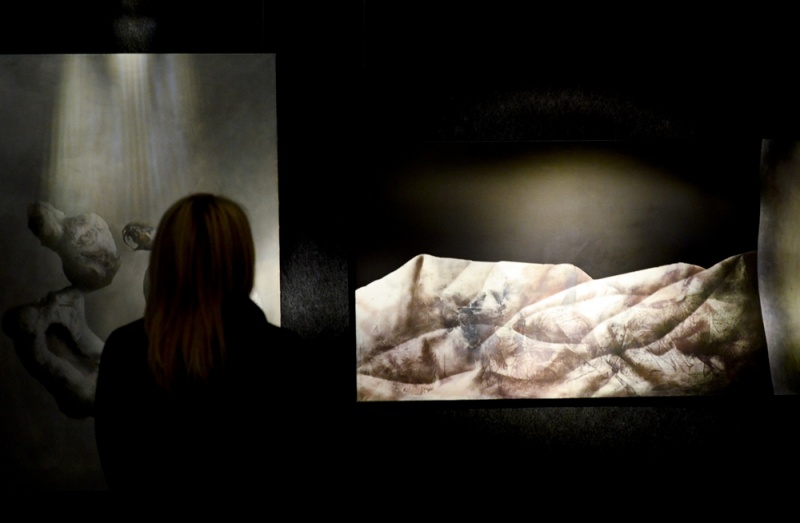 wnętrze galerii, kobieta ogląda wystawę