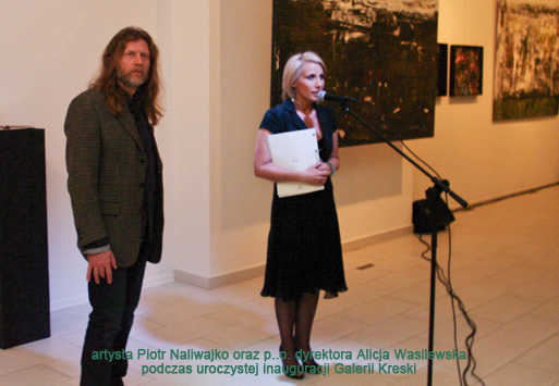 otwarcie działalności Galerii Kreski, na zdjęciu przy mikrofonie stoi Adyrektor PGS Alicja Wasilewska, obok niej artysta Piotr Naliwajko