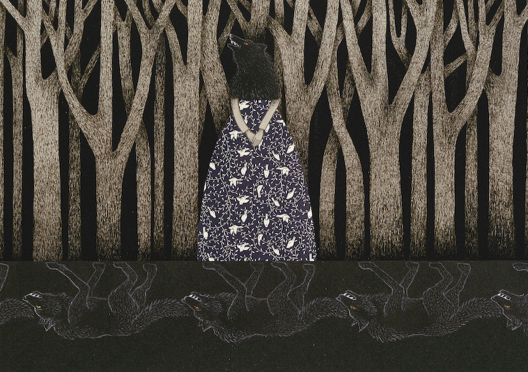Viive Noor - Moja delikatna i czuła bestia  - pośrodku stoi kobieta w kwietnej sukni i z głową wilka, w le las drzew bez liści