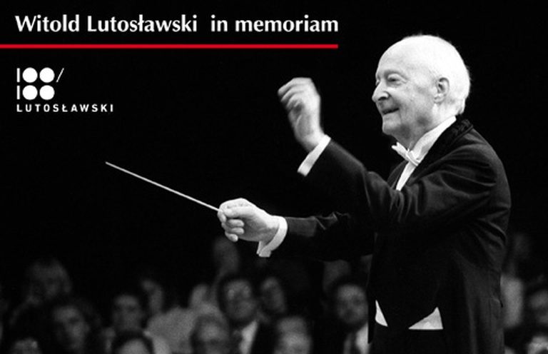 plakat wystawy: na czarnobiałym zdjęciu dyrygujący batutą Witold Lutosławski, nad nim tekst: Witold Lutosławski in memoriam