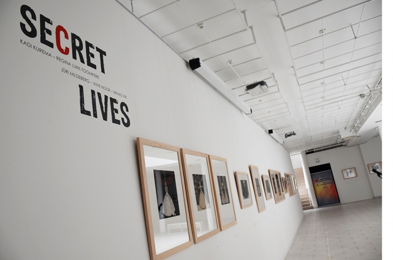 wnętrze galerii, plan ogólny wystawy Secret Lives