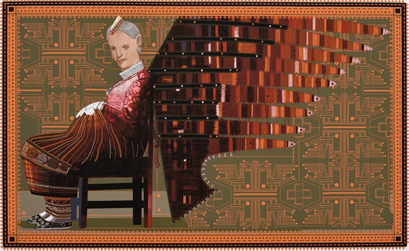 Urmas Viik - Anioły z wyspy. Dzieci Ingel - z boku widok na kobietę w estońskim stroju ludowym, która siedzi na drewnianym krześle, za nią nici w różnych odcieniach czerwieni