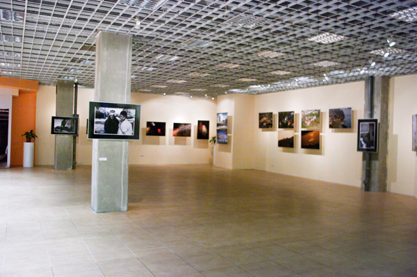 sala wystawowa, na ścianach porozwieszane fotografie