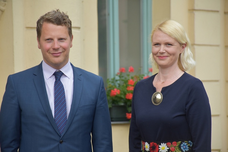 dziedziniec galerii, Ambasador Republiki Estońskiej w Polsce Martin Roger i konsul Tiina Tarkus pozują do zdjęcia