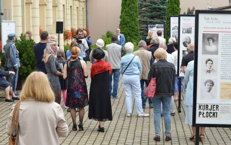 dziedziniec galerii, kilkadziesiąt osób słucha Alicji Wasilewskiej