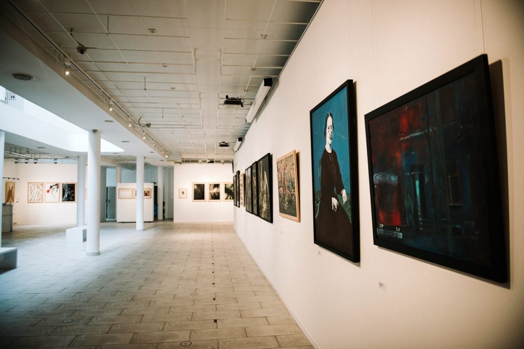wnętrze galerii, zdjęcie prezentuje salę wystawową 