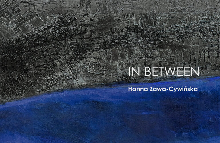 Plakat reklamujący wystawę In between Hanny Zawy Cywińskiej. Tłem dla tekstu jest jeden z obraz ów - od gy w szarościach, natomiast na dole ciemnoniebieski