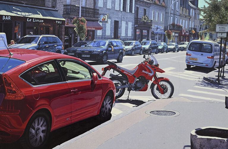 jeden z obrazów Andzreja Sadowskiego - realiztyczny obraz ulicy, na planie pierwszym czerwony samochód i motocykl