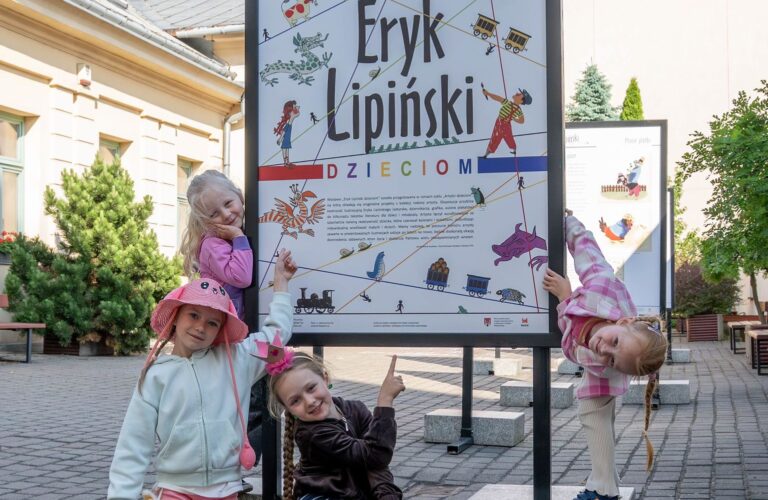 „Eryk Lipiński dzieciom” – wystawa na dziedzińcu